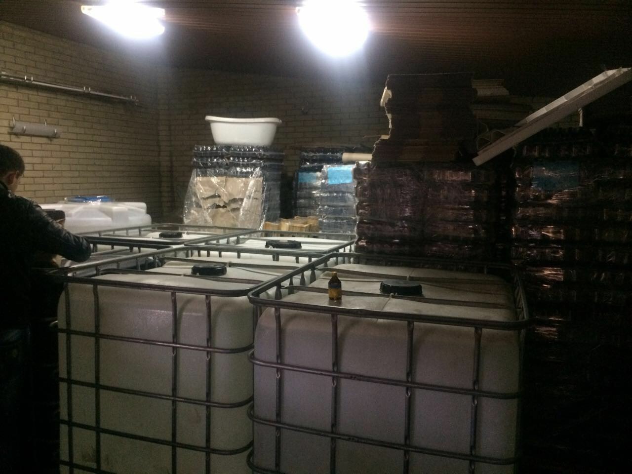 В подпольном цехе Киева изъяли 26 тонн суррогатного алкоголя (фото)