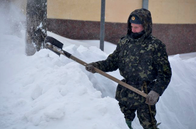 Столичные власти решили привлекать Нацгвардию для уборки снега