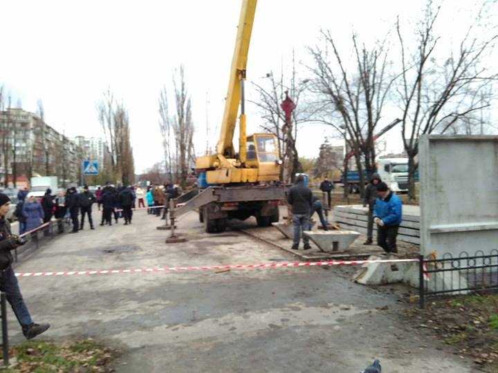 На киевских Березняках снова потасовка из-за McDonald's (фото)