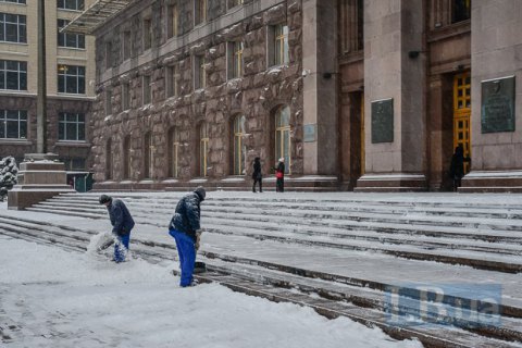 За неубранный снег на тротуарах 18 декабря в Киеве составлен 131 админпротокол
