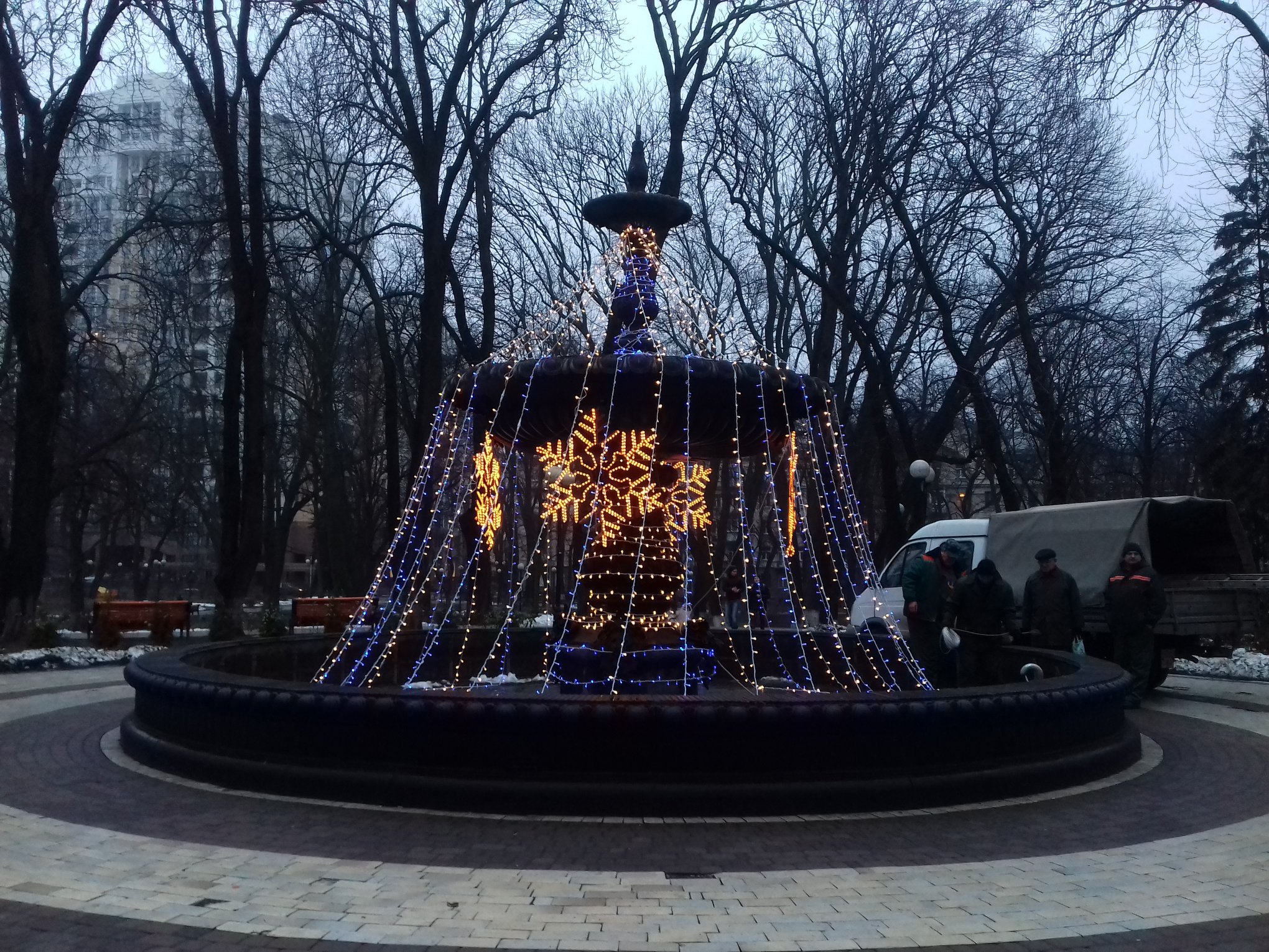 В Мариинском парке в Киеве украсили фонтан