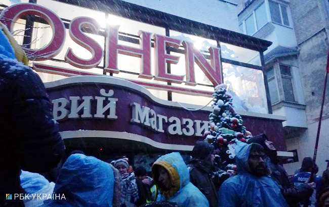 В Киеве сторонники Саакашвили разбили витрину магазина “Рошен”