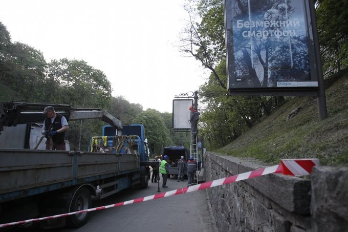 За ноябрь в Киеве демонтировали 928 объектов незаконной рекламы