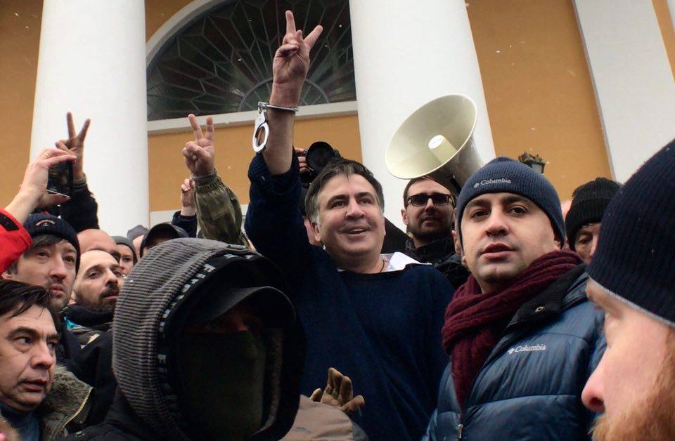 Саакашвили на свободе и ведет своих сторонников к ВР свергать Порошенко