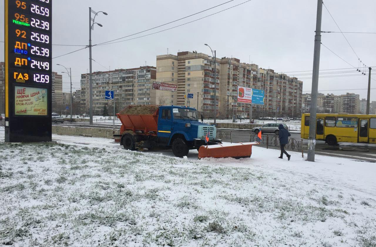 За сутки на дороги Киева уже высыпали 506 тонн соли и 592 тонны песчано-соляной смеси
