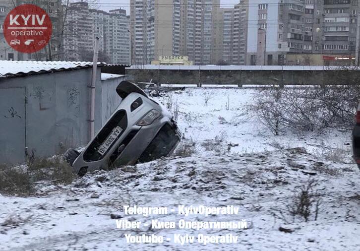 На столичной Троещине автомобиль съехал с дороги и перевернулся (фото)