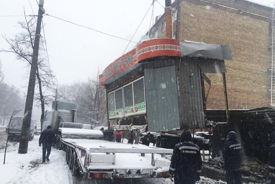 За третью неделю декабря в Киеве демонтировали 8 незаконных временных сооружений (фото)