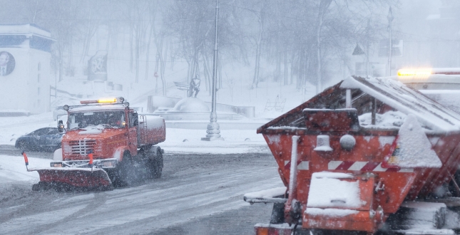 В КГГА просят водителей не выезжать на дороги в ближайшие дни из-за сильных снегопадов