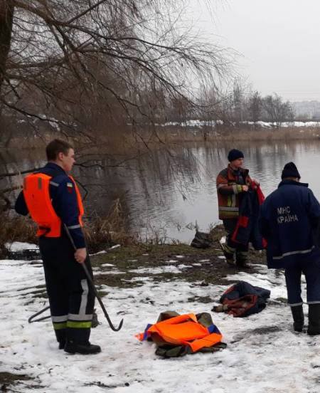 Из озера Алмазное в Киеве достали тело женщины