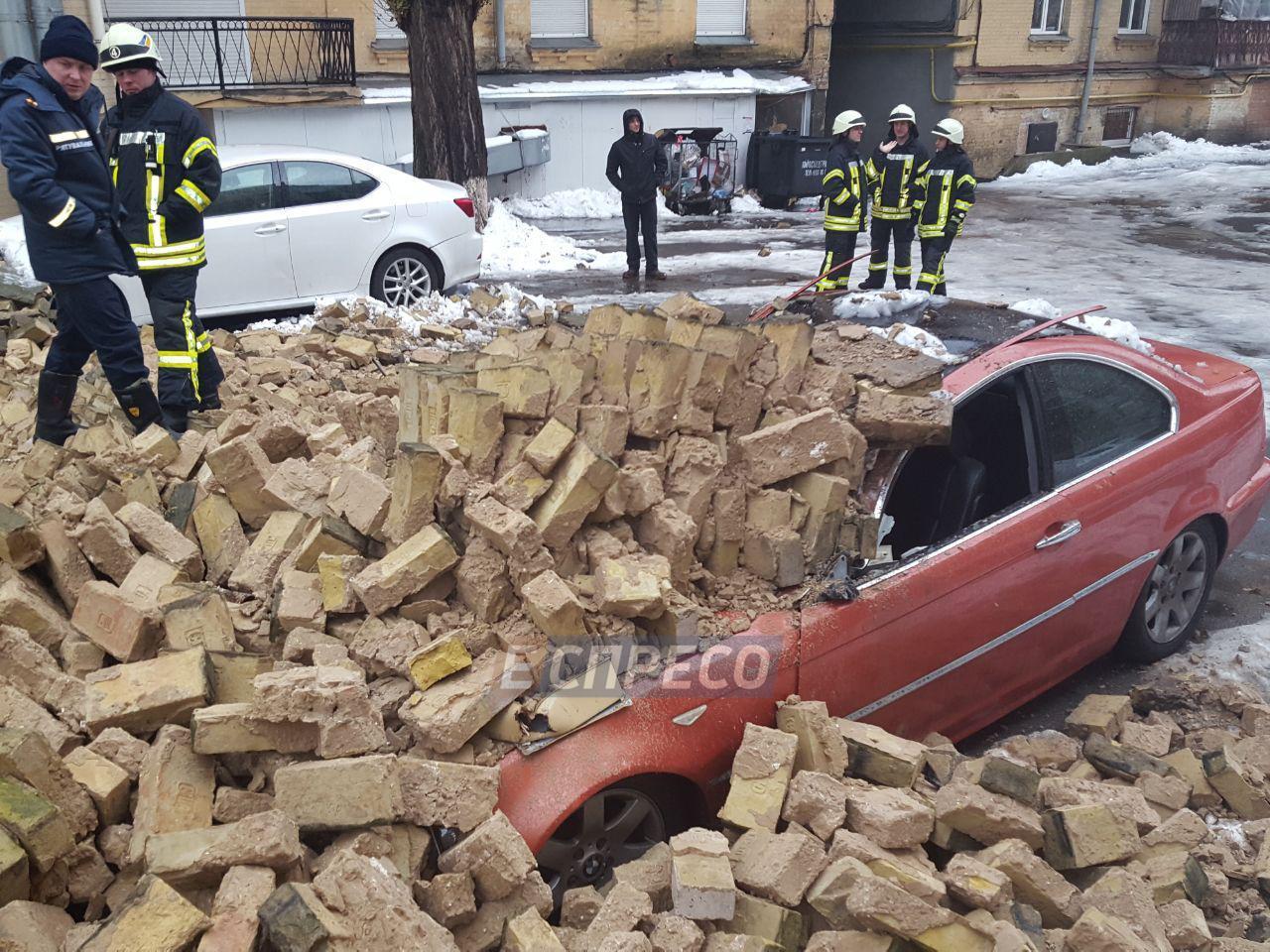 В Голосеевском районе Киева между домами обвалилась стена
