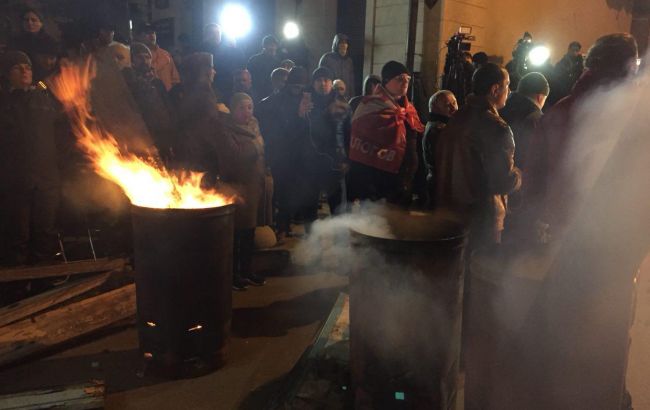 Под СБУ произошли столкновения между силовиками и сторонниками Саакашвили (фото, видео)