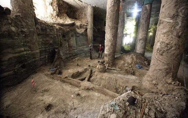 Археологи начали консервацию находок на Почтовой площади