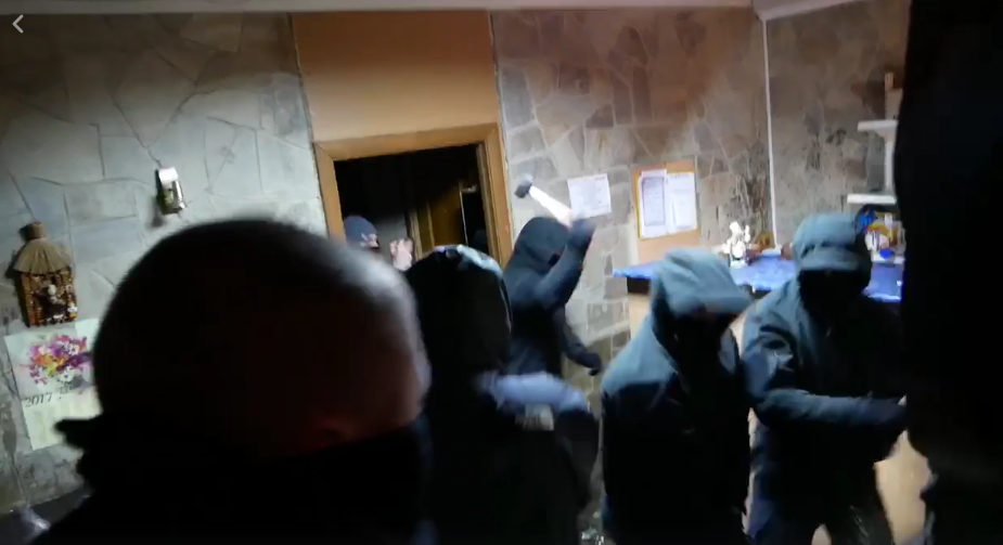 Неизвестные в Киеве разгромили наливайку (видео)