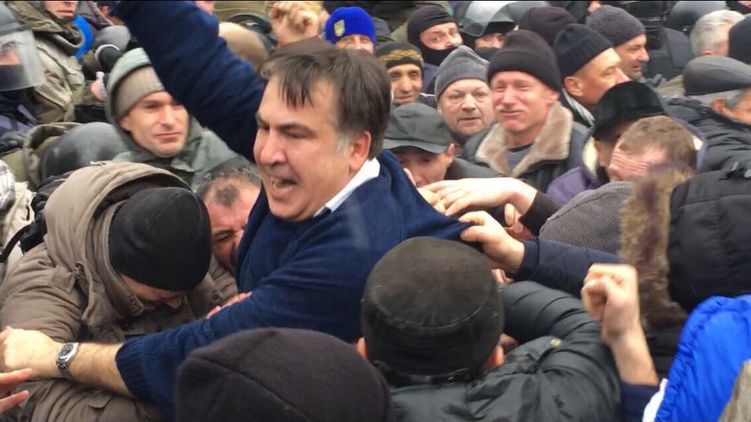 “Апатрид” Саакашвили, обвиненный в связях с Курченко, должен сегодня явиться с повинной