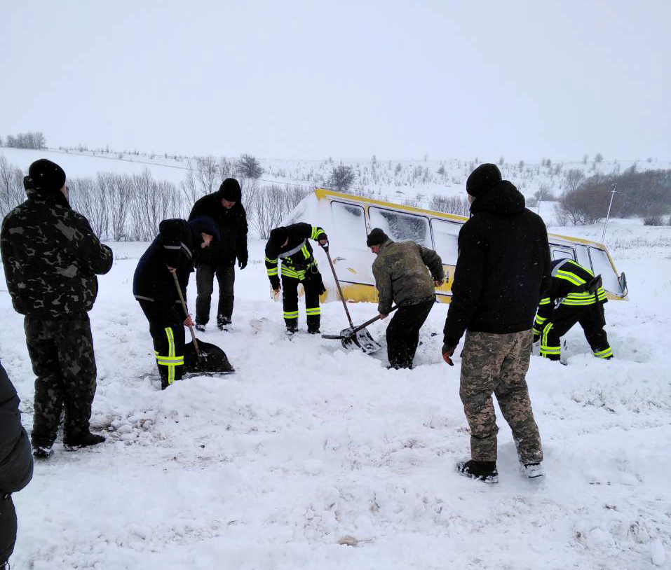 На автодороге Киев-Одесса из снежного плена освободили 165 машин и 510 людей