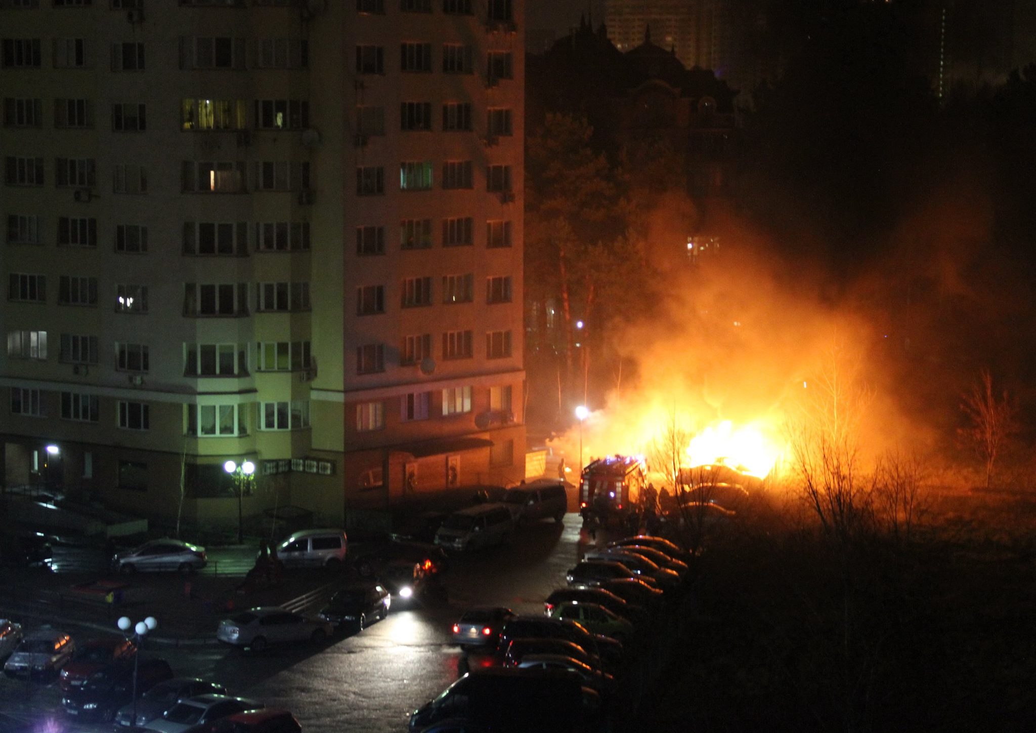 Ночной переполох: в Броварах припаркованный автомобиль забросали коктейлями Молотова