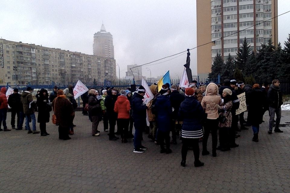 Под зданием Киевской облгосадминистрации произошла драка голодающих актеров и участников АТО (видео)