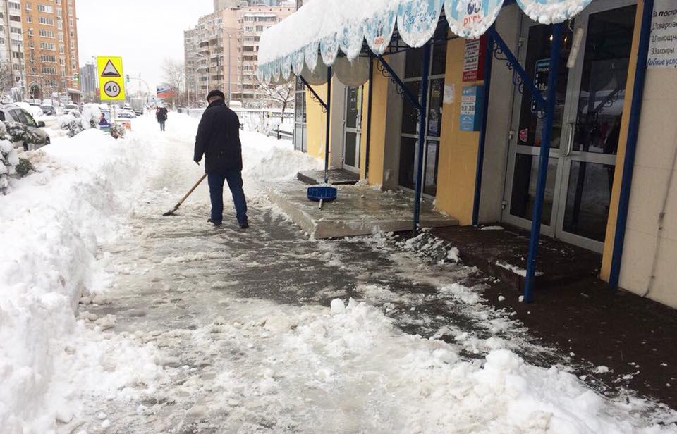КП “Киевблагоустройство” вручило уже около 700 предписаний об уборке снега