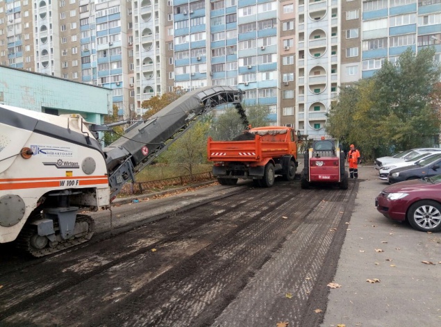 “Киевавтодор” объявил еще 40 тендеров на ремонт межквартальных проездов и придомовых территорий (адреса)