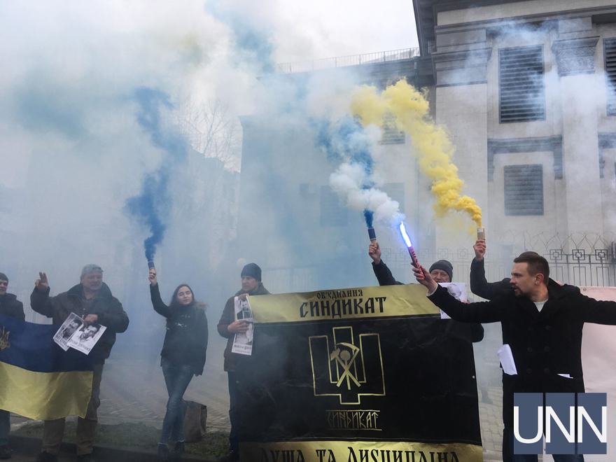 Активисты и бойцы АТО под стенами посольства РФ в Киеве передали слова поддержки узникам Кремля (фото, видео)