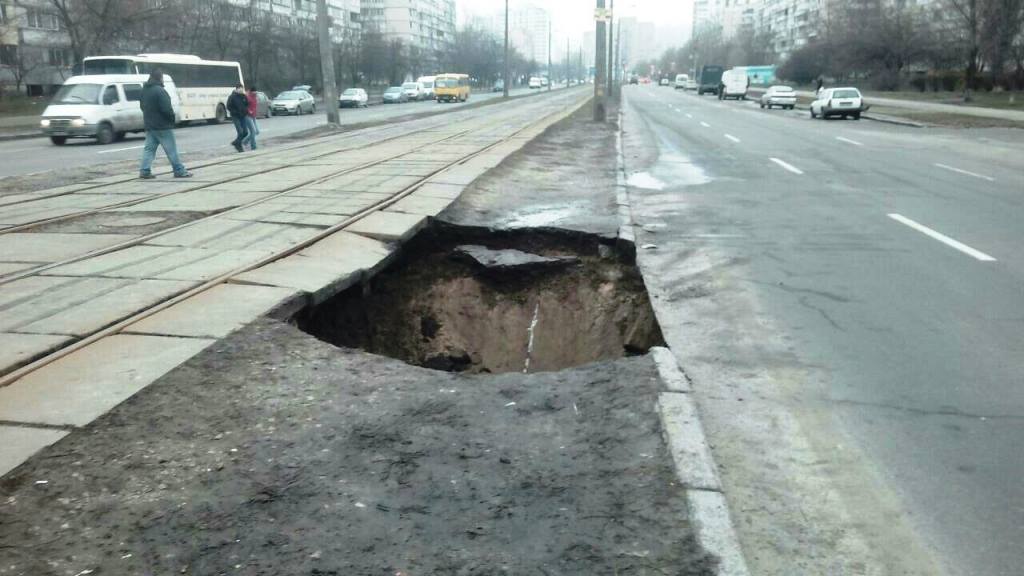 В Киеве произошла авария на Новодарницком канализационном коллекторе