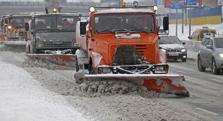 Прошедшей ночью снег в Киеве убирали 6375 коммунальщиков и 300 военных