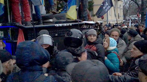 В результате вчерашних столкновений возле Октябрьского дворца в Киеве пострадали 32 правоохранителя