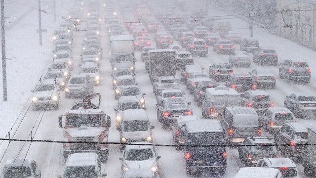 Из-за снегопада движение транспорта на дорогах в столице парализовано
