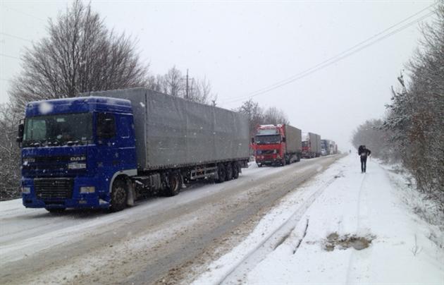 В Киев начали постепенно впускать грузовой транспорт