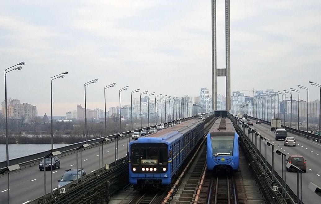 Завтра в Киеве ограничат движение транспорта по одной из эстакад Южного моста