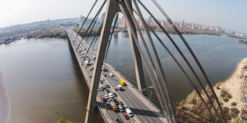 Ограничения движения транспорта на Московском мосту в Киеве перенесли из-за непогоды