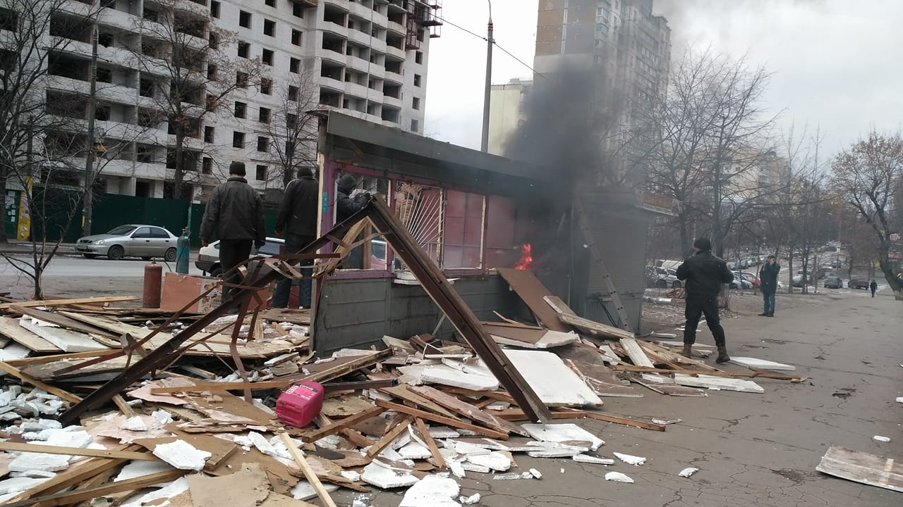 Во время демонтажа МАФов в Святошинском районе столицы произошел пожар (фото)