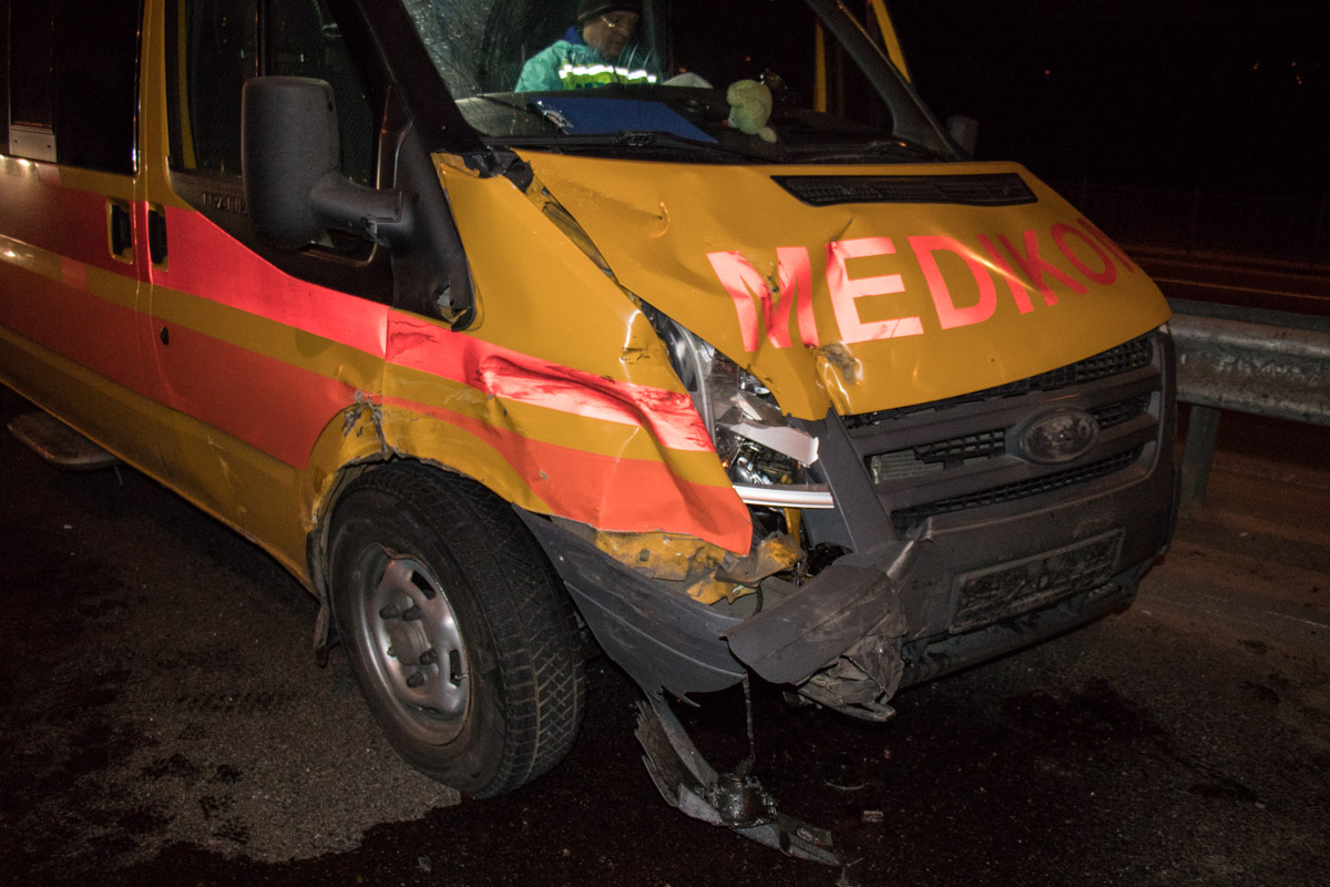 В Киеве карета скорой помощи протаранила автомобиль: 5 пострадавших (фото)