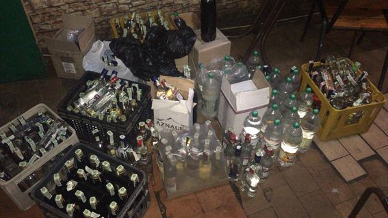 Правоохранители Киева разоблачили пункты торговли нелегальным алкоголем (фото, видео)