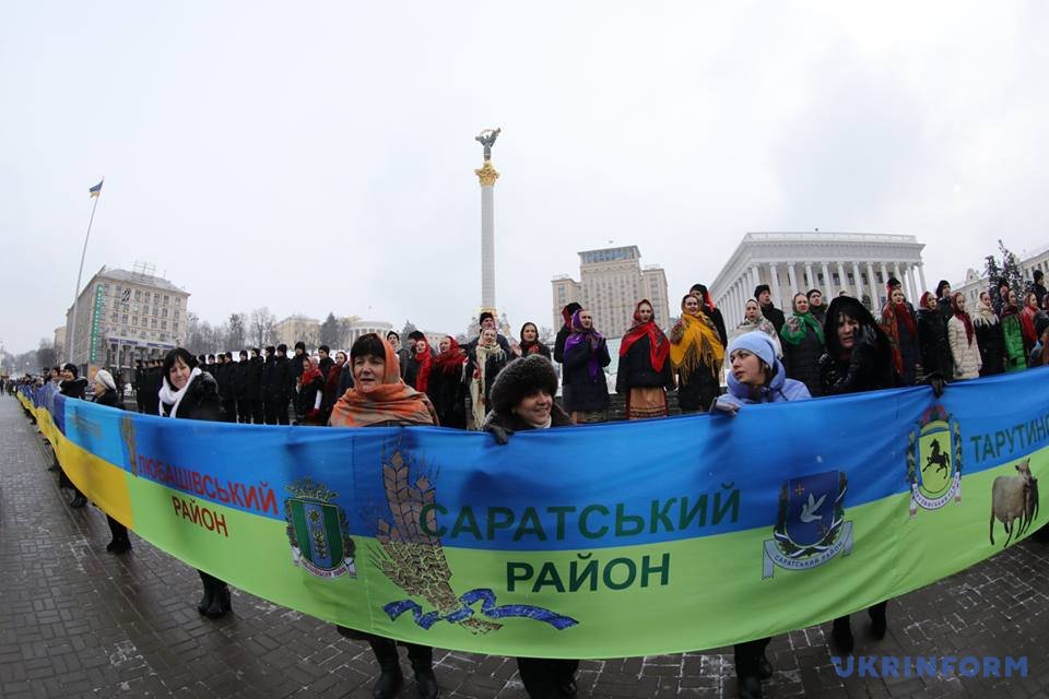 На Крещатике развернули уникальный флаг и побили рекорд Украины (фото)