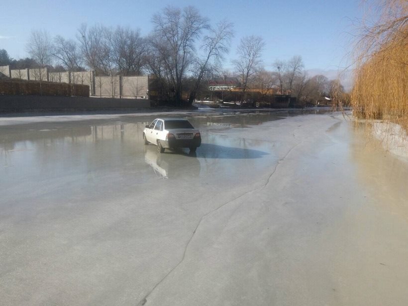 В Козине автомобиль без водителя выкатился на лед Днепра