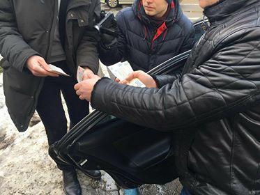 На Киевщине следователь полиции и адвокат попались на взятке в 2200 долларов (фото)