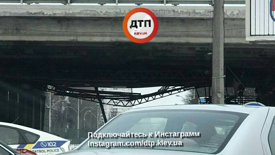 КГГА: Движение транспорта по мосту на пересечении проспекта Комарова и бульвара Вацлава Гавела возобновлено