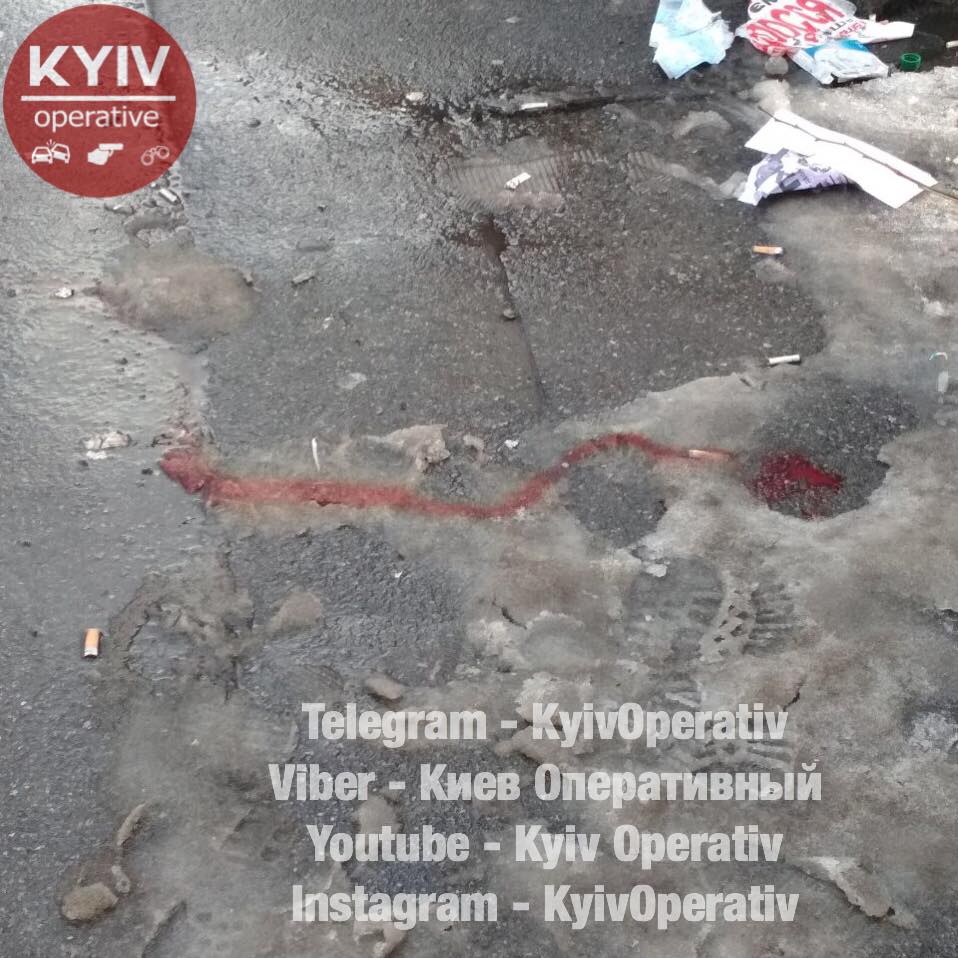 Под Святошинским судом в Киеве ранен человек