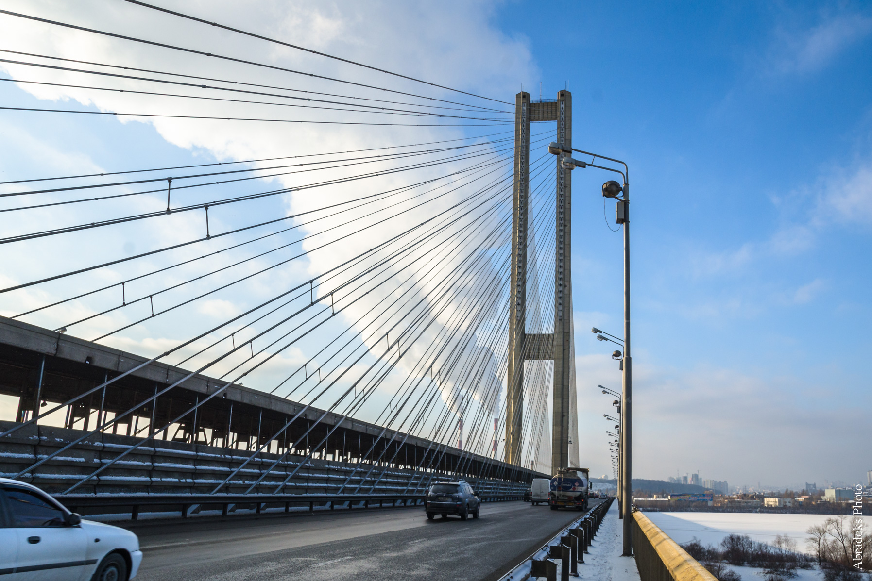 Во вторник ограничат движение на Южном мосту