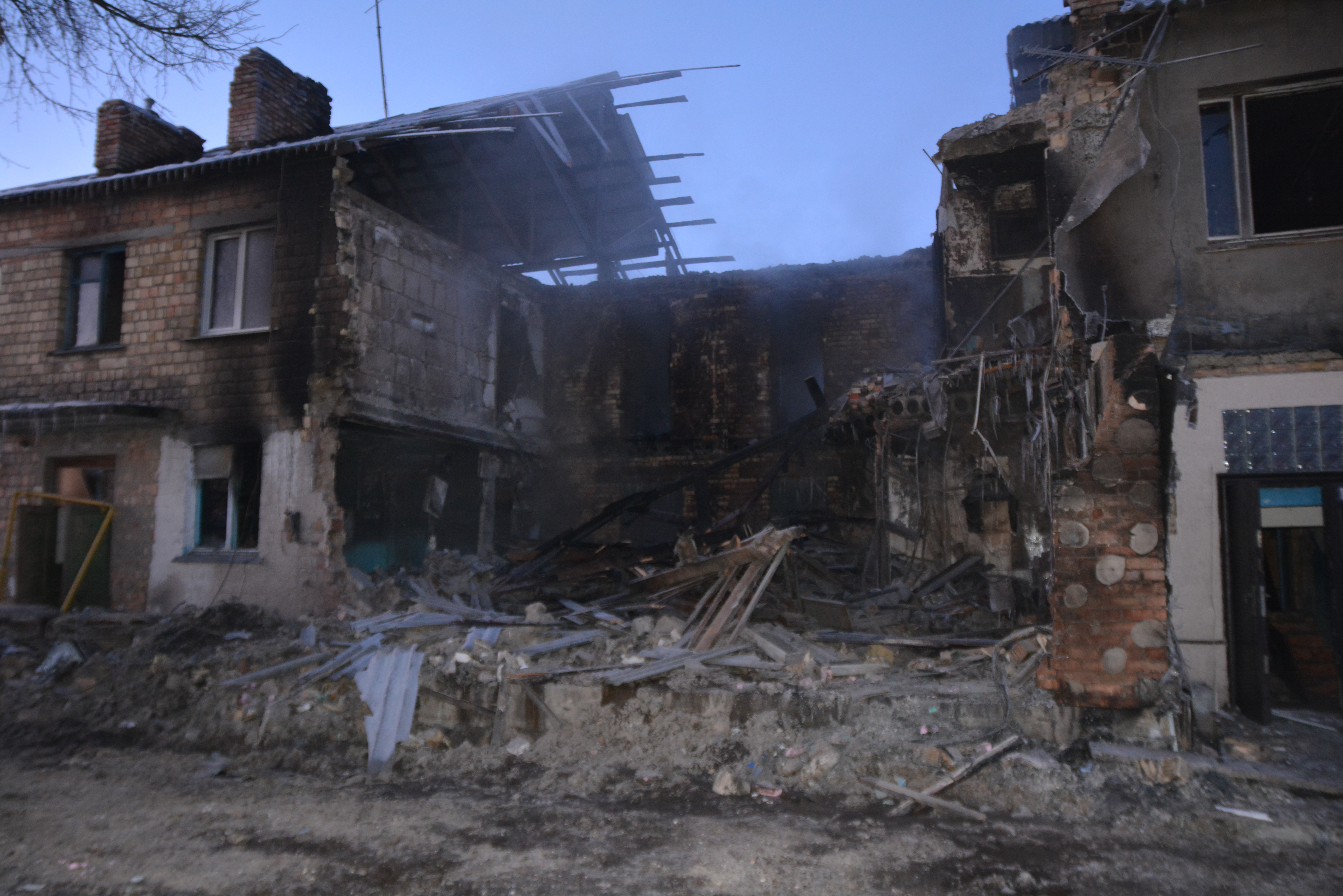 В Макаровском районе прогремел мощный взрыв в жилом доме: есть погибшие и пострадавшие (фото)