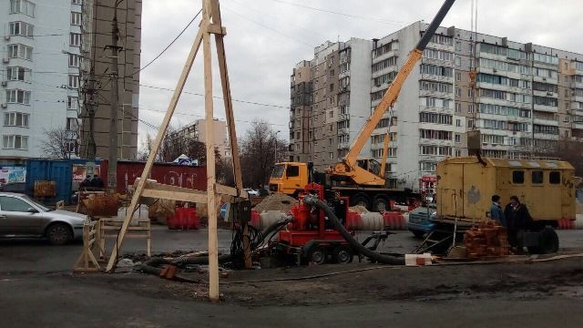 В Киеве продолжаются работы по ликвидации аварии на Ново-Дарницком коллекторе (фото)