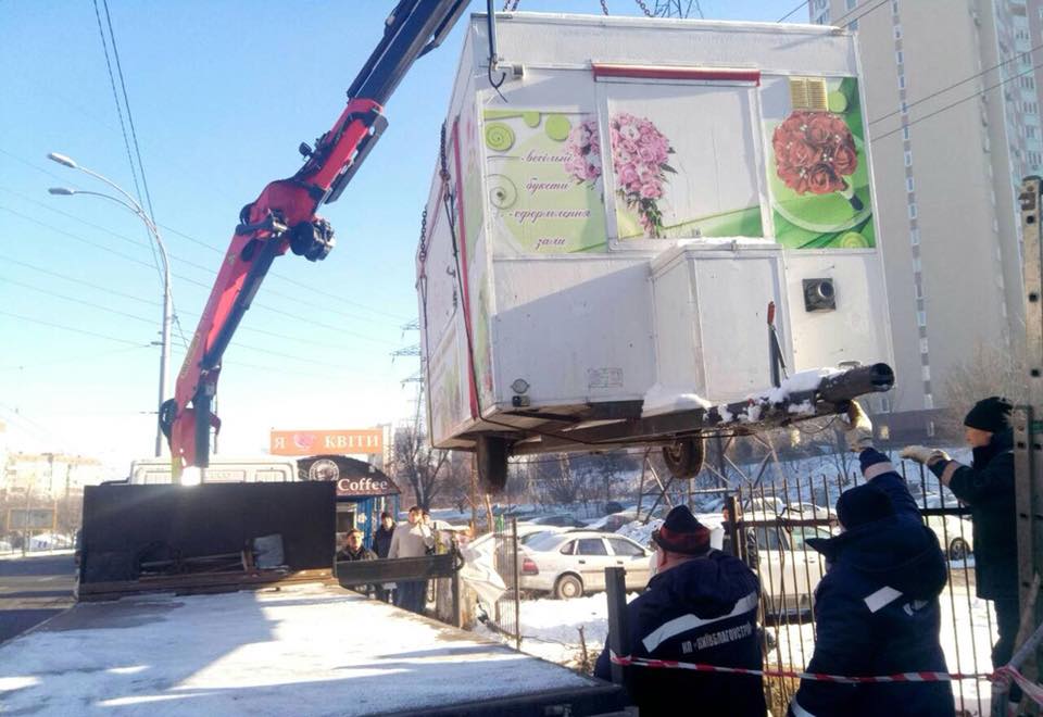 На прошлой неделе коммунальщики Киева сносили киоски, гаражи и ограды