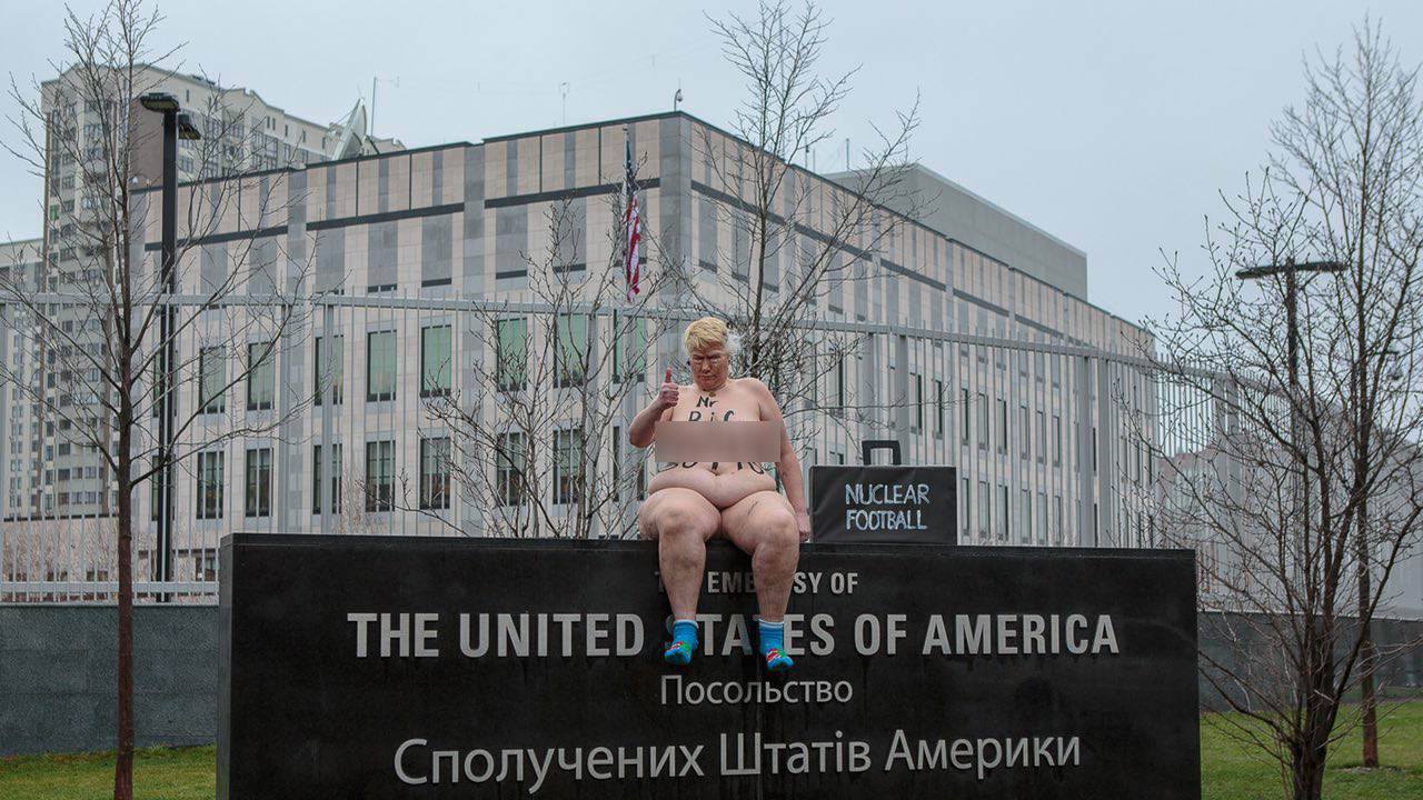 Femen устроили акцию под посольством США в Киеве (фото)