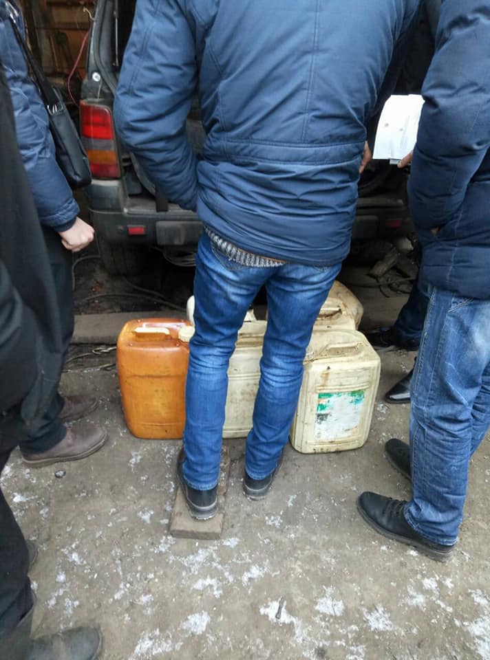 На Киевщине вор украл с трансформаторов 40 литров масла и обесточил населенные пункты (фото)