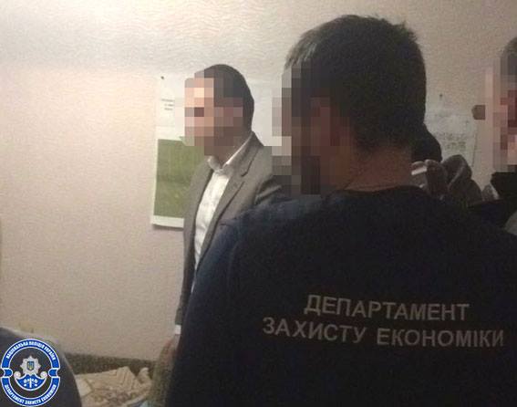 Замглавы одного из райсоветов Киевщины и его советник подозреваются в получении взятки в 50 тыс. долларов