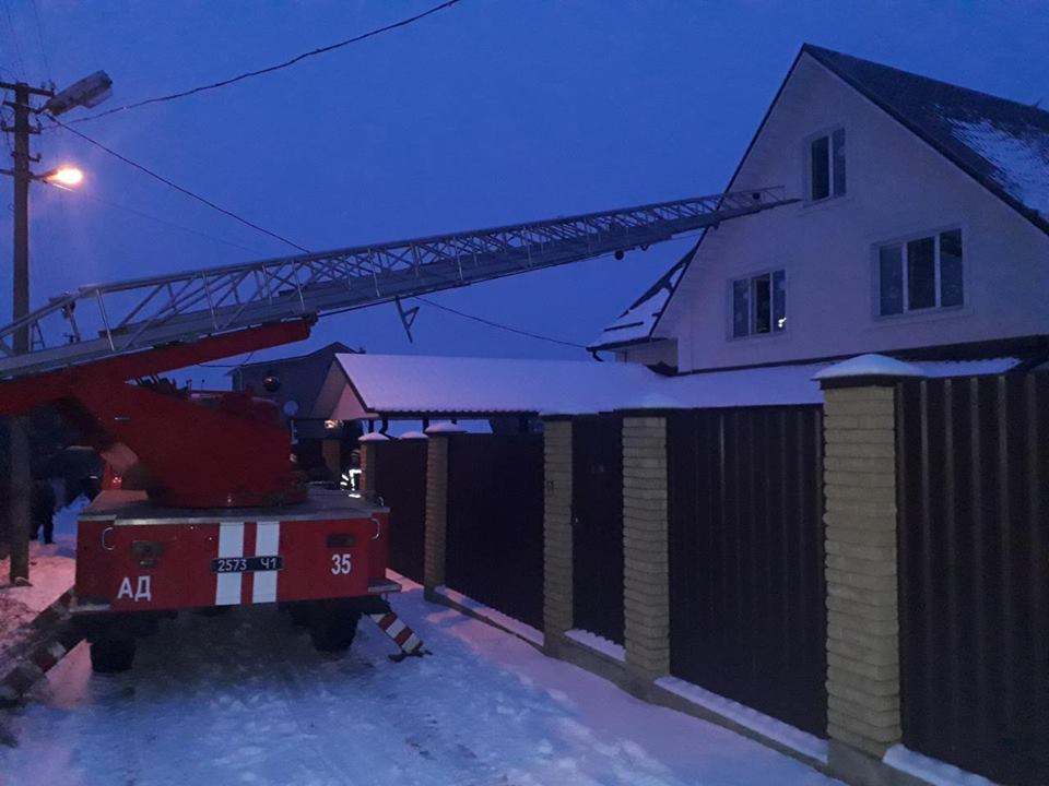 Пожарные Киевщины в Буче спасли трехэтажный жилой дом от огня (фото)