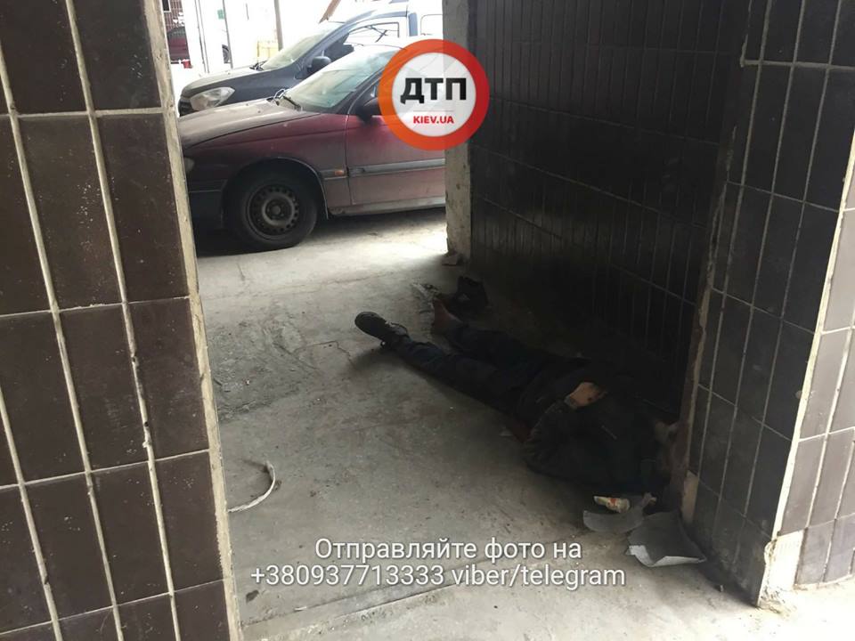 В Киеве бездомный умер на пороге больницы скорой помощи (фото)
