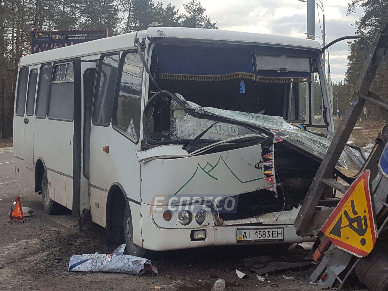 Под Киевом маршрутка врезалась в автокран: 5 пострадавших (фото, видео)