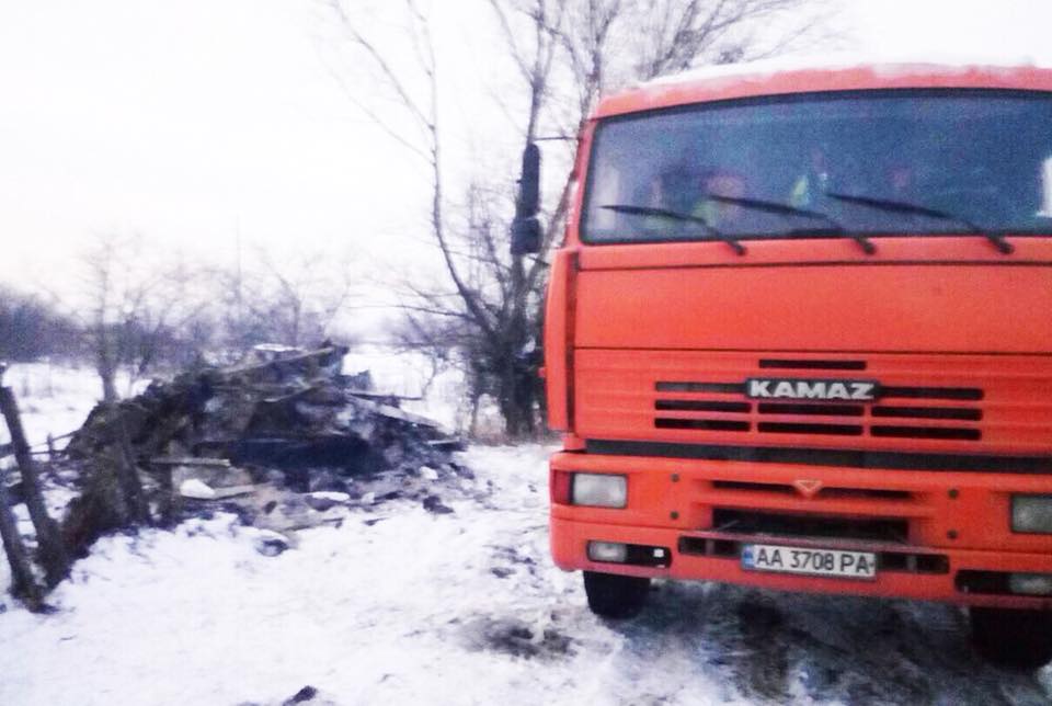В Киеве грузовики частного застройщика остановлены при попытке сброса строительного мусора в зеленой зоне (фото)